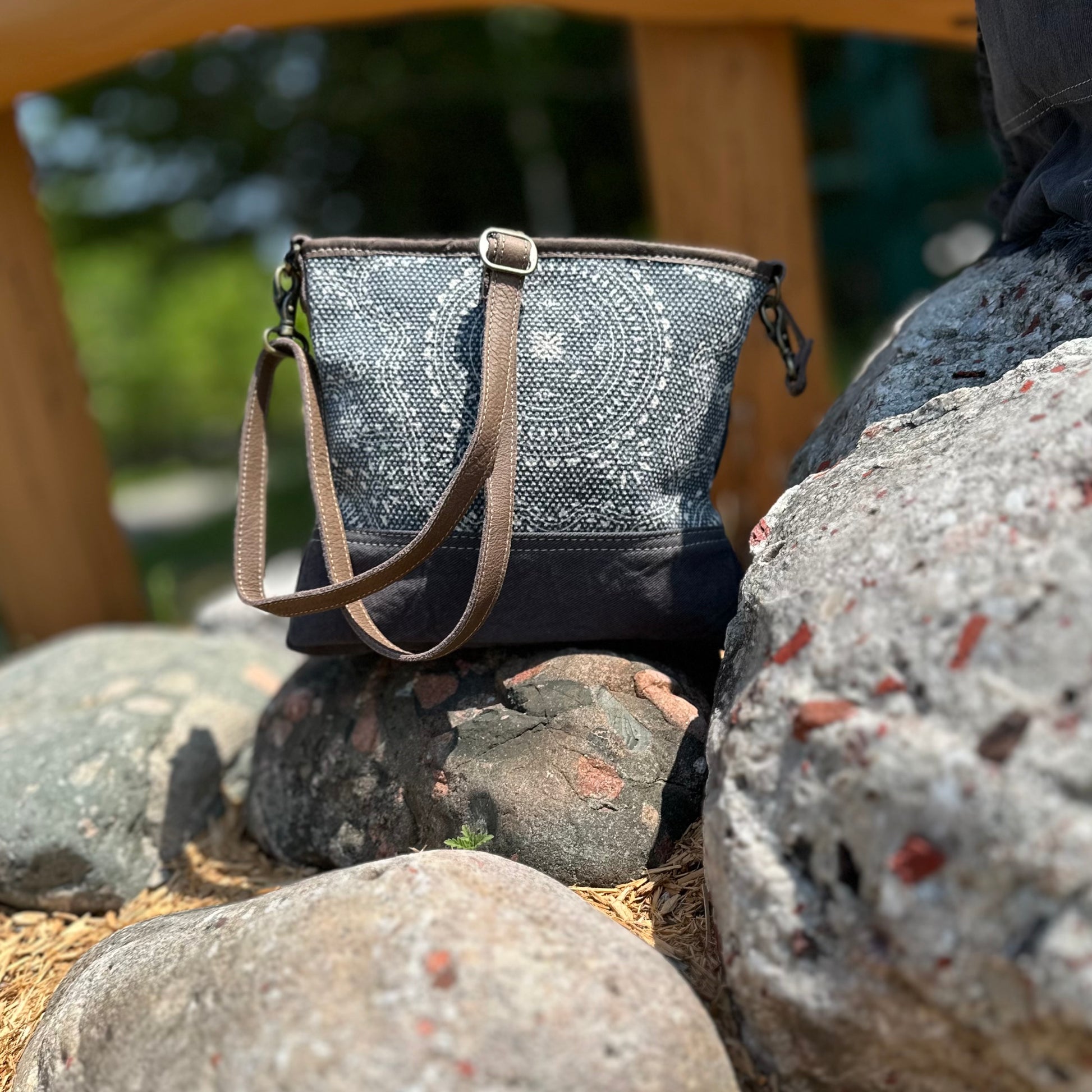 NAVY KILIMANJARO SHOULDER BAG