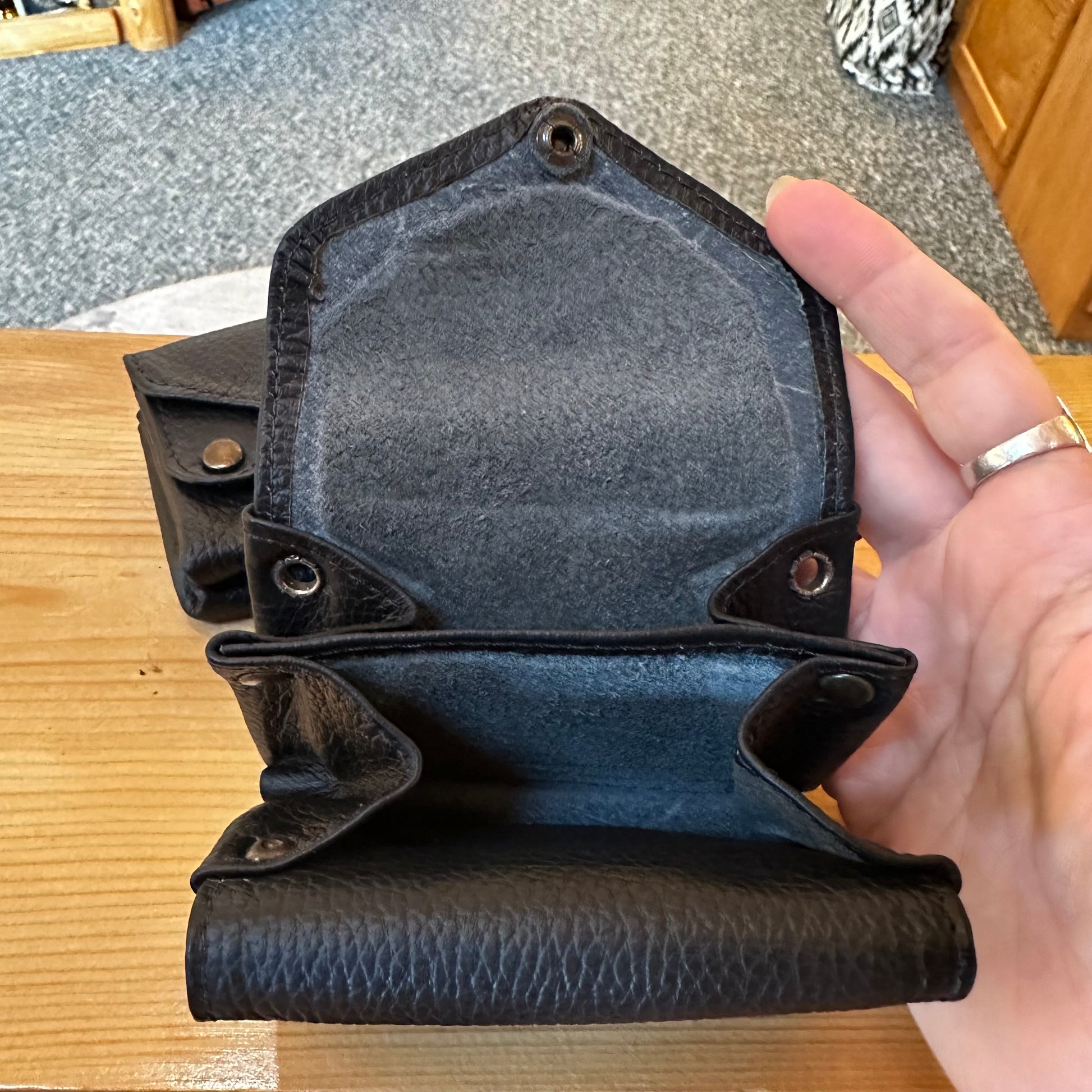 BLACK LEATHER ACCORDION WALLET