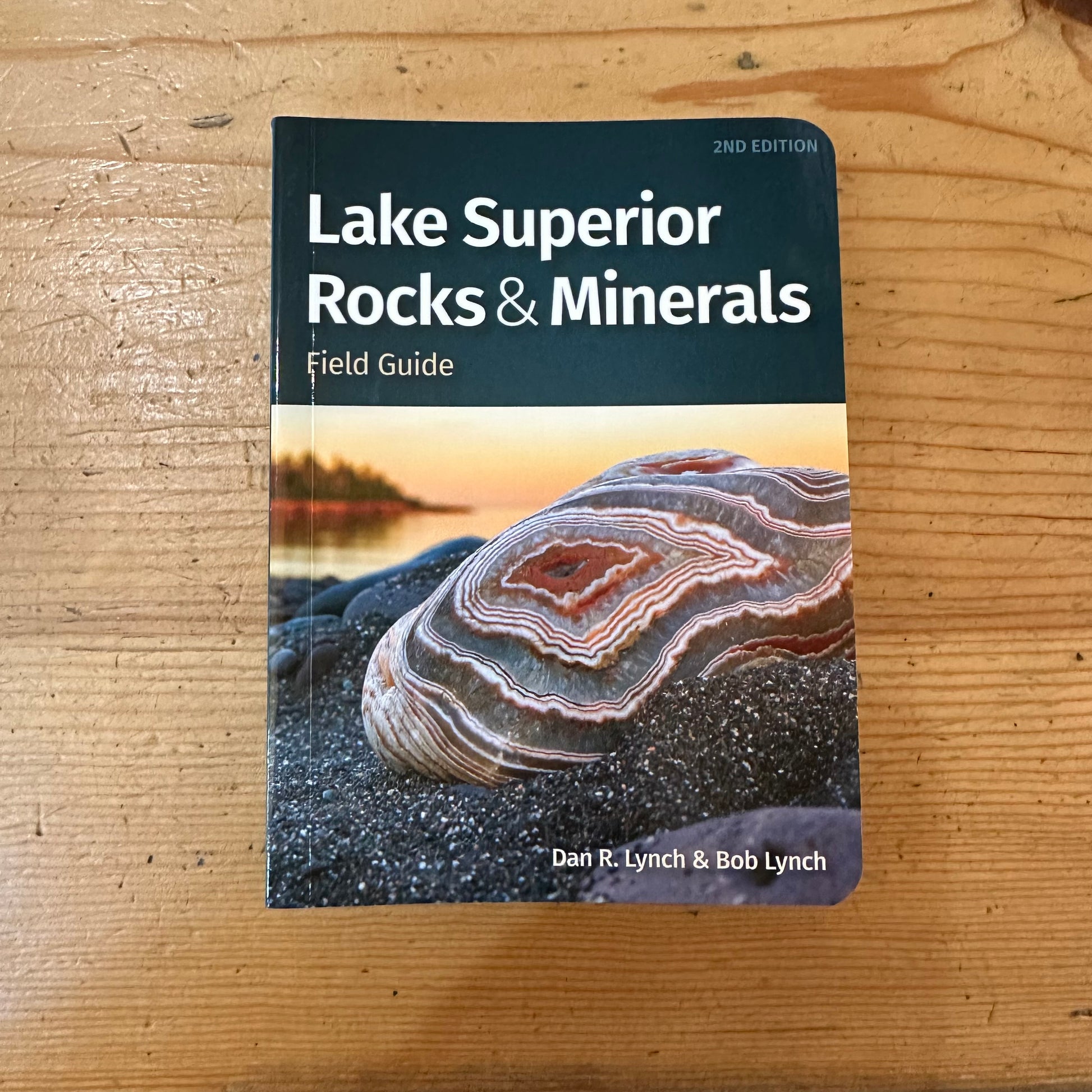 LAKE SUPERIOR ROCKS AND MINERALS FIELD GUIDE