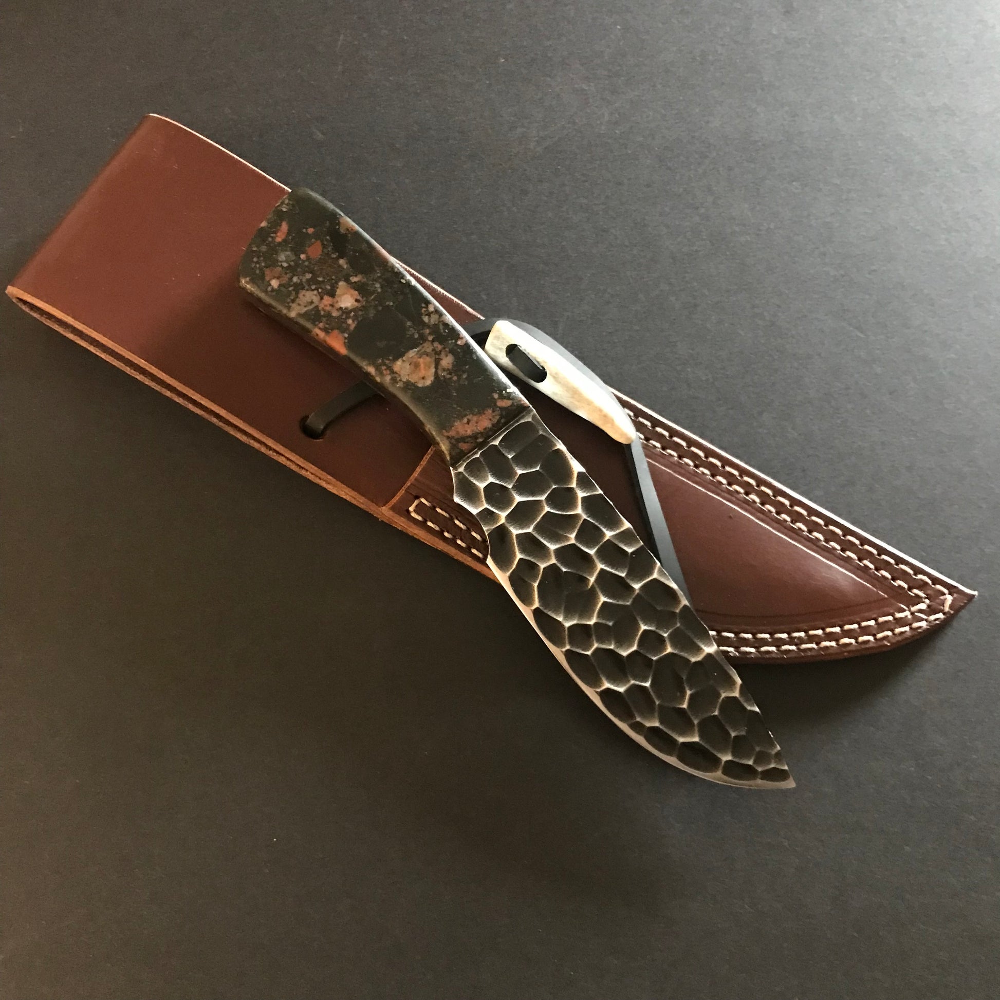 KNAPPED SKINNER KNIFE