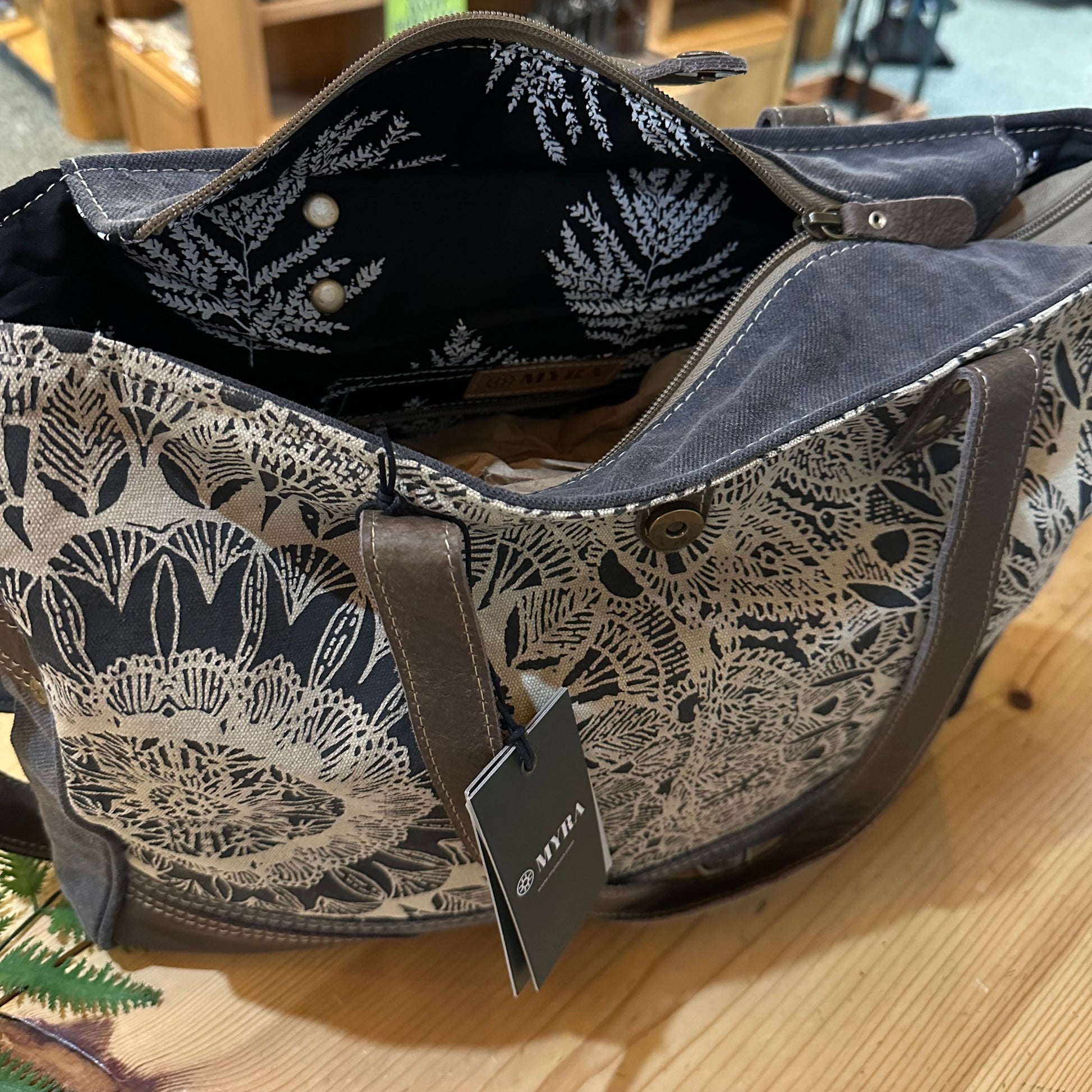 WILLOW MESA RADIAL SAND MESSENGER BAG