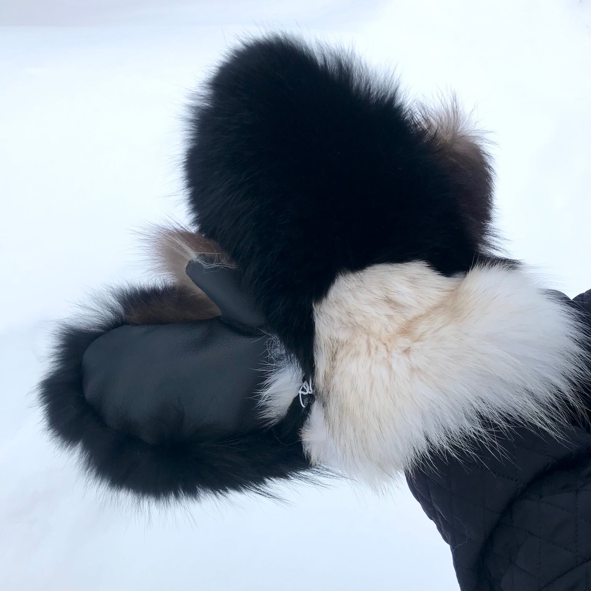 BLONDE COYOTE/BLK DYED COYOTE/BLK BEAR THUMB MITTENS LADIES