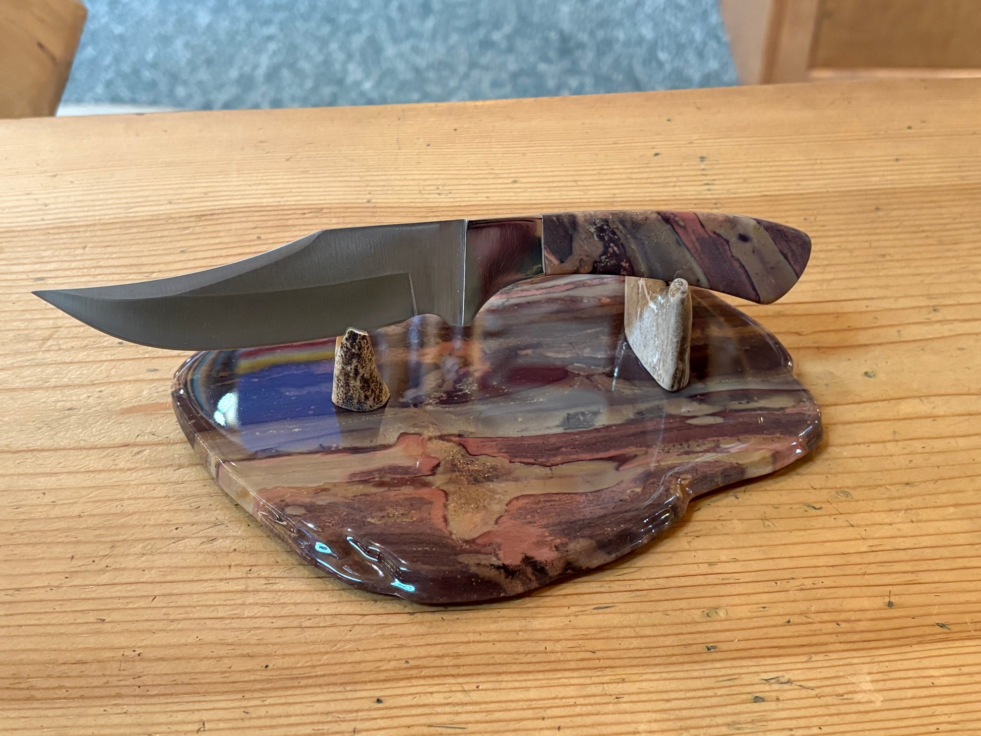 JASPER HUNTING KNIFE W/JASPER Stand and SHEATH