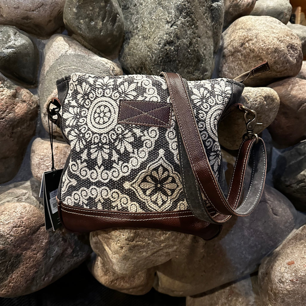 FREAKY SHOULDER BAG